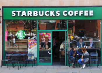 Starbucks recupera clientes y entusiasma a Wall Street pese a un trimestre difícil