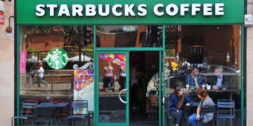 Starbucks recupera clientes y entusiasma a Wall Street pese a un trimestre difícil