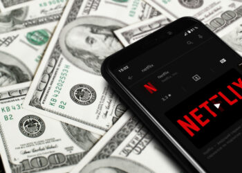 Netflix apuesta por el efectivo para acelerar la compra de Warner Bros. Discovery frente al asedio de Paramount