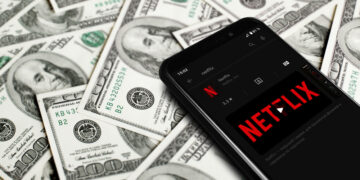 Netflix apuesta por el efectivo para acelerar la compra de Warner Bros. Discovery frente al asedio de Paramount
