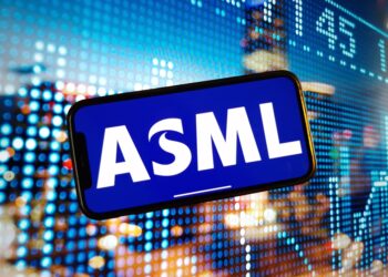ASML rompe récords impulsada por la ola de la inteligencia artificial y el optimismo de los analistas