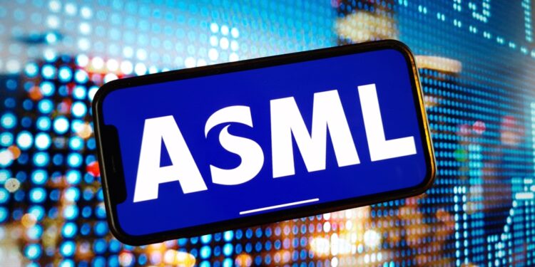 ASML rompe récords impulsada por la ola de la inteligencia artificial y el optimismo de los analistas