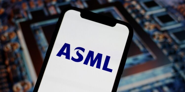 ASML logra pedidos históricos impulsado por la inteligencia artificial