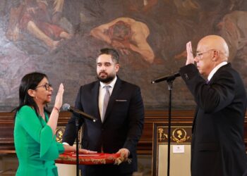 Venezuela anuncia liberación de presos políticos mientras Delcy Rodríguez se mantiene en el poder con un doble discurso