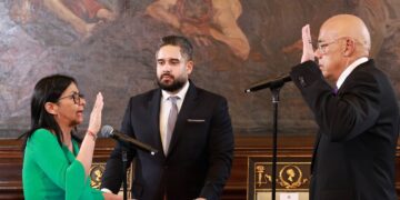 Venezuela anuncia liberación de presos políticos mientras Delcy Rodríguez se mantiene en el poder con un doble discurso