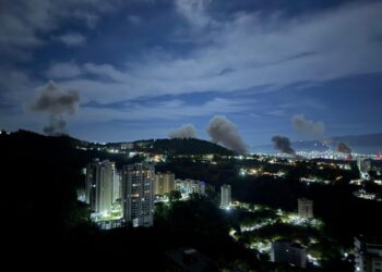 EE. UU. bombardea múltiples objetivos en Venezuela horas después que Milei emitiera alerta a sus ciudadanos