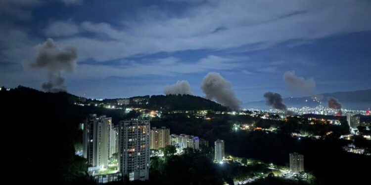 EE. UU. bombardea múltiples objetivos en Venezuela horas después que Milei emitiera alerta a sus ciudadanos