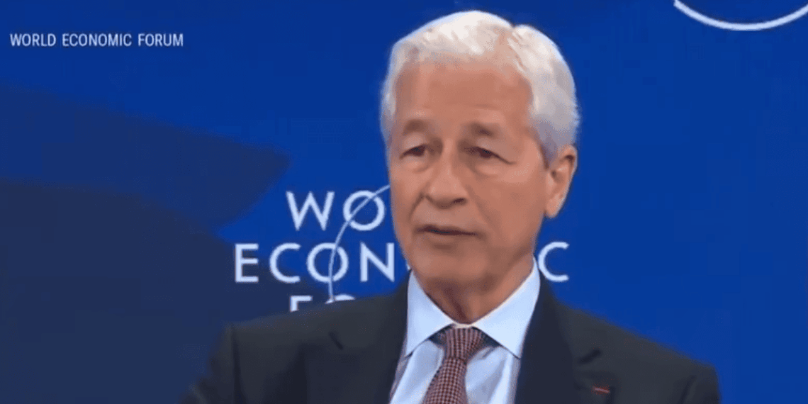 Jamie Dimon desata risas en Davos por su curiosa propuesta sobre el tope a las tarjetas de crédito