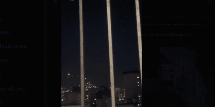 Videos muestran disparos durante la noche del lunes sobre el cielo de Caracas Venezuela