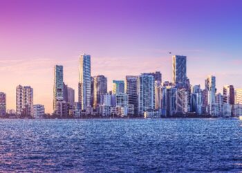 Florida acelera su auge económico mientras capta $4 millones por hora en riqueza migrante