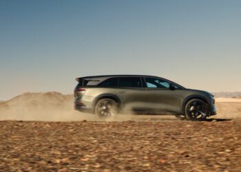 Lucid profundiza pérdidas pese a mayores ingresos y adopta una estrategia más prudente para su expansión