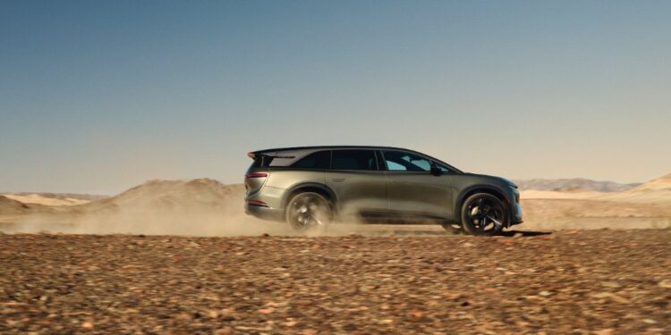 Lucid profundiza pérdidas pese a mayores ingresos y adopta una estrategia más prudente para su expansión