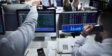 Semana movida: Empleo fuerte, aranceles a Canadá y deuda tech por $990,000 millones