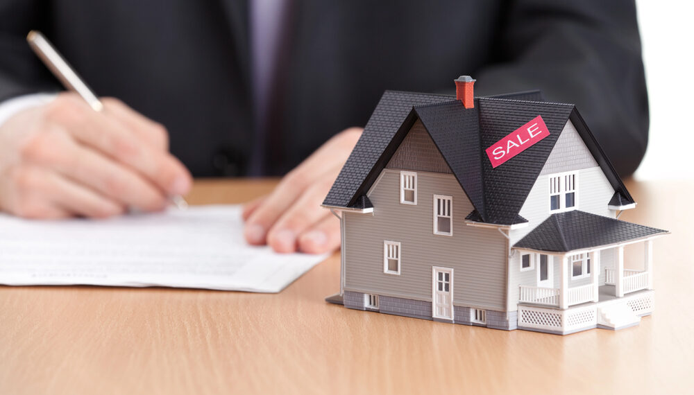 Ventas de viviendas se desploman 8.4% y la NAR advierte sobre una “nueva crisis inmobiliaria” en EE. UU.