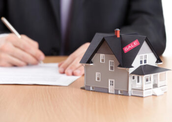 Ventas de viviendas se desploman 8.4% y la NAR advierte sobre una “nueva crisis inmobiliaria” en EE. UU.