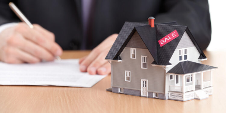 Ventas de viviendas se desploman 8.4% y la NAR advierte sobre una “nueva crisis inmobiliaria” en EE. UU.