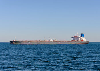 Washington eleva la alerta naval y pide evitar aguas iraníes en el estrecho de Ormuz