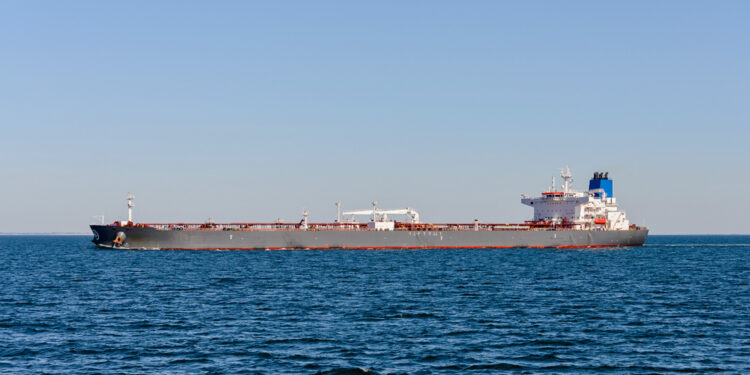 Washington eleva la alerta naval y pide evitar aguas iraníes en el estrecho de Ormuz