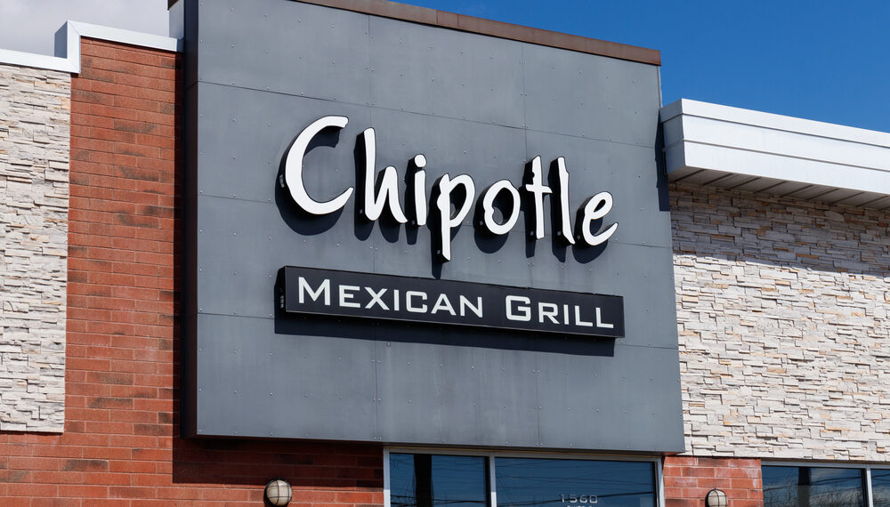 CEO de Chipotle desata polémica tras sugerir que la cadena apostará por clientes que ganan más de $100,000