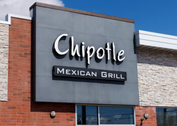 CEO de Chipotle desata polémica tras sugerir que la cadena apostará por clientes que ganan más de $100,000