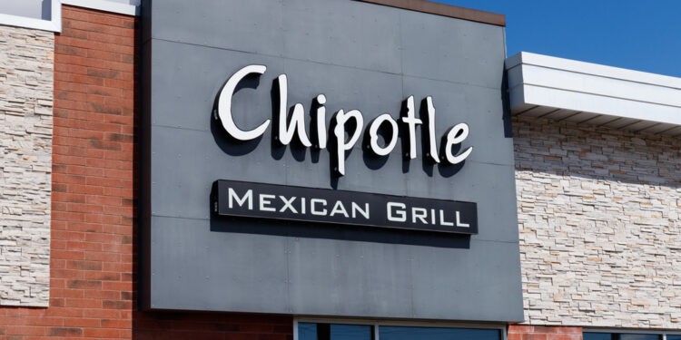 CEO de Chipotle desata polémica tras sugerir que la cadena apostará por clientes que ganan más de $100,000