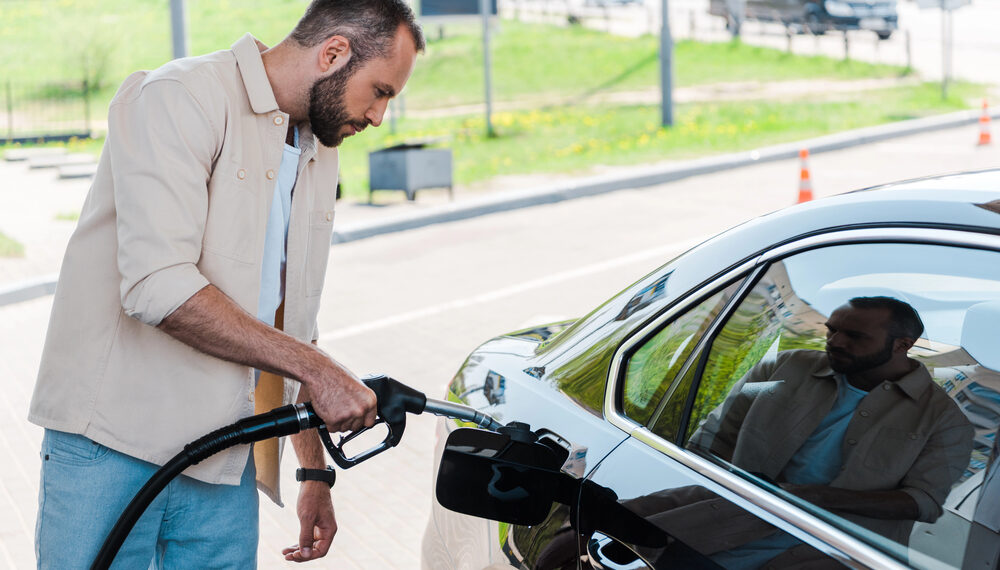 Gasolina cae 7.5% y alivia bolsillos en EE.UU., pero calefacción sube fuerte