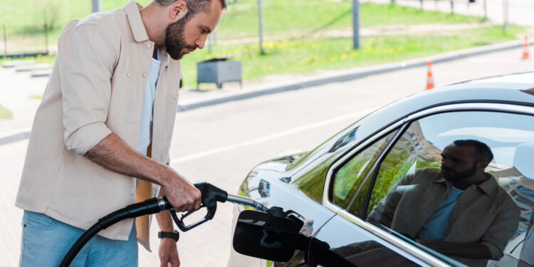 Gasolina cae 7.5% y alivia bolsillos en EE.UU., pero calefacción sube fuerte