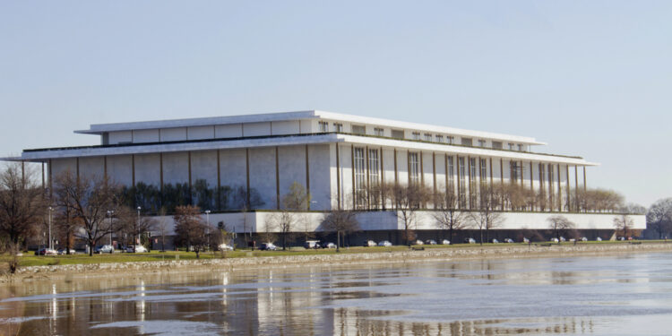 Trump anuncia cierre total del Kennedy Center por dos años y promete una transformación histórica
