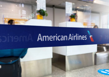 Auxiliares de vuelo de American Airlines protestan y exigen cambios mientras la dirección promete recuperación