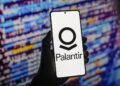 Palantir repunta en Wall Street tras sorprender con resultados sólidos en medio del auge de la IA