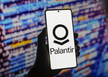 Palantir repunta en Wall Street tras sorprender con resultados sólidos en medio del auge de la IA