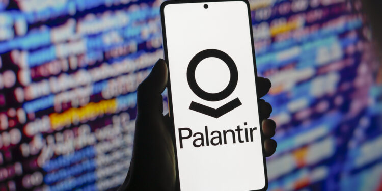 Palantir repunta en Wall Street tras sorprender con resultados sólidos en medio del auge de la IA
