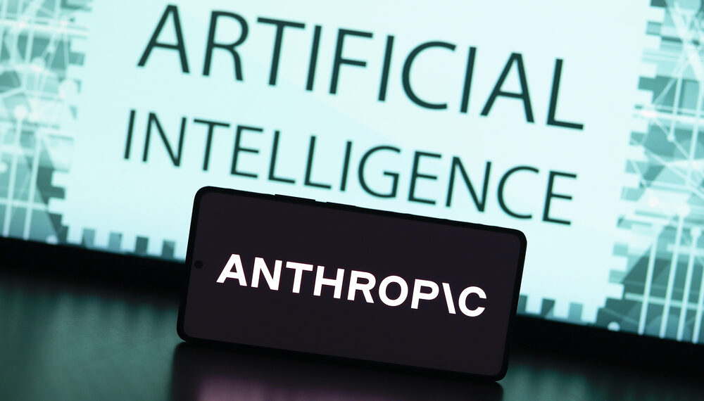 Anuncio de Anthropic en Super Bowl dispara 11% sus usuarios y humilla a ChatGPT