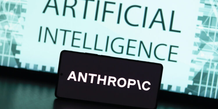 Anuncio de Anthropic en Super Bowl dispara 11% sus usuarios y humilla a ChatGPT