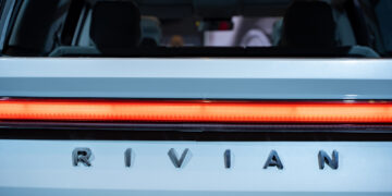 Rivian sorprende superando expectativas pese a pérdidas millonarias