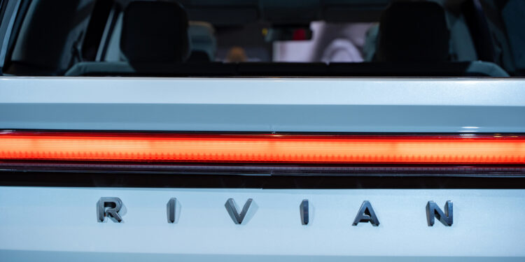 Rivian sorprende superando expectativas pese a pérdidas millonarias