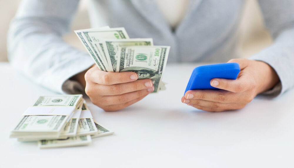 El auge de los adelantos de efectivo revela la presión financiera y el papel de las apps