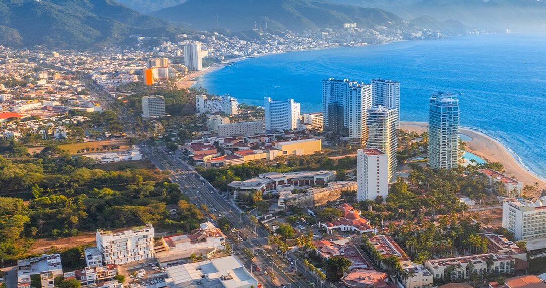 Violencia en Jalisco frena vuelos a Puerto Vallarta y Guadalajara: Cancelaciones masivas