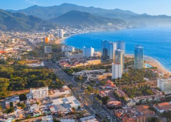 Violencia en Jalisco frena vuelos a Puerto Vallarta y Guadalajara: Cancelaciones masivas