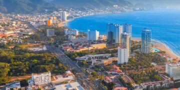 Violencia en Jalisco frena vuelos a Puerto Vallarta y Guadalajara: Cancelaciones masivas