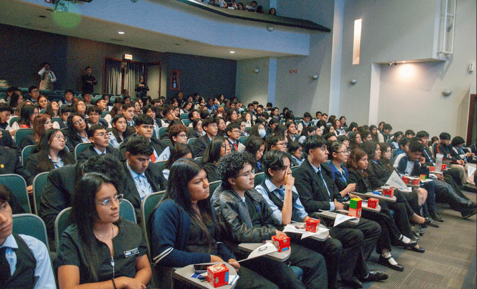 A los 19 años lanzó una startup con IA y se convirtió en símbolo del impacto regional