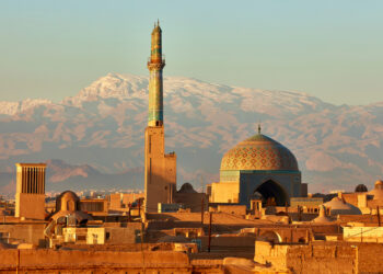 Hijo del ayatolá fallecido emerge como favorito para liderar Irán