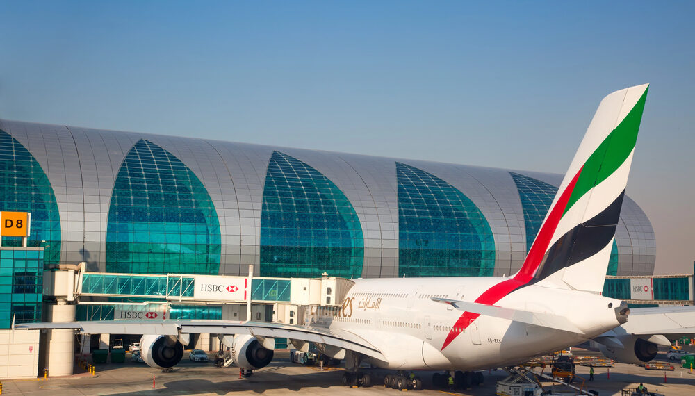 Aeropuertos  de Dubái, Doha y Estambul reportan hacinamiento crítico en áreas de embarque