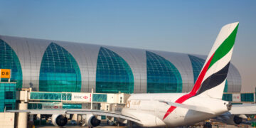 Aeropuertos  de Dubái, Doha y Estambul reportan hacinamiento crítico en áreas de embarque