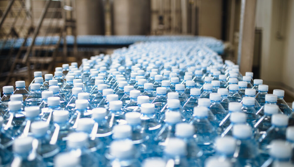 Retiran más de 650,000 botellas de agua en EE.UU. por condiciones insalubres de producción