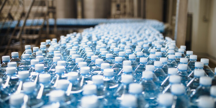 Retiran más de 650,000 botellas de agua en EE.UU. por condiciones insalubres de producción