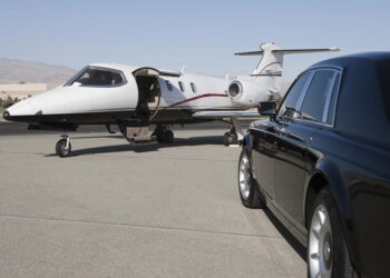 Viajeros pagan hasta $350,000 por vuelos privados para salir de Dubái tras escalada militar en Medio Oriente