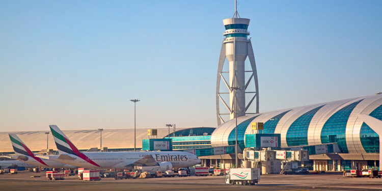 Misiles iraníes sacuden el cielo de los Emiratos mientras el tráfico aéreo opera bajo presión