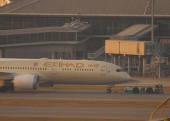 Emirates y Etihad prolongan suspensión de vuelos tras escalada de ataques iraníes