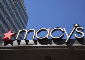 Macy’s supera expectativas trimestrales, pero anticipa menor crecimiento en 2026